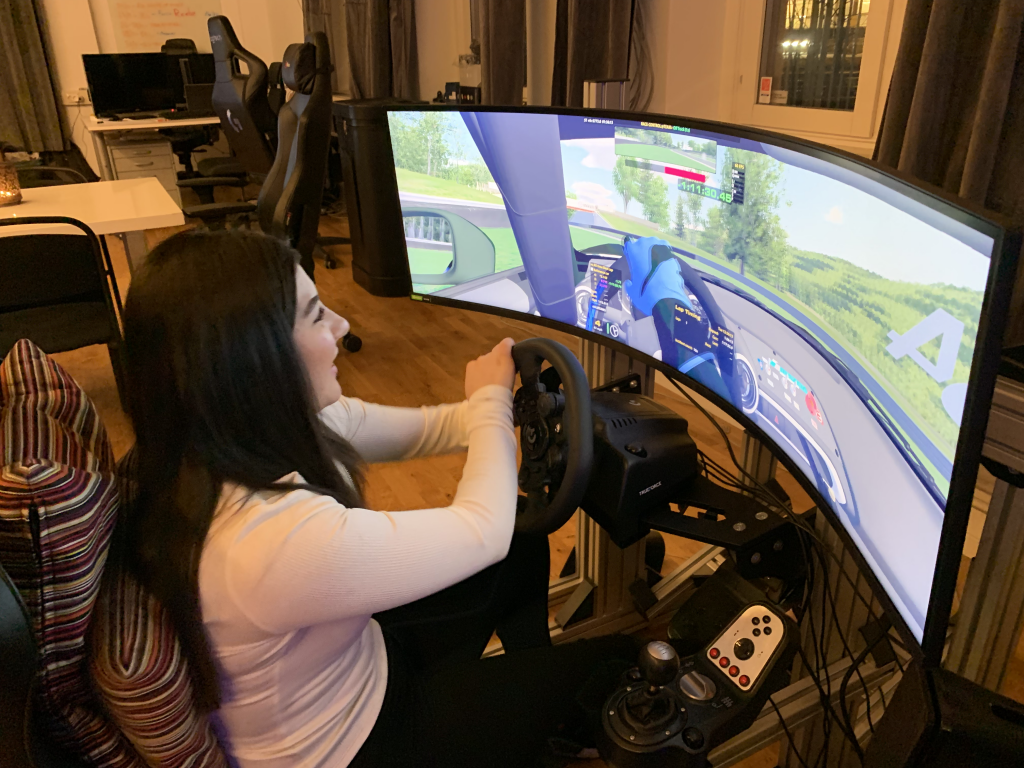 Kvinna spelar racingspel