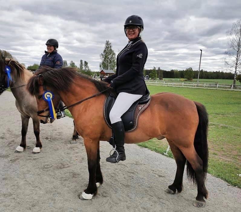 Anna Möller på islandshäst